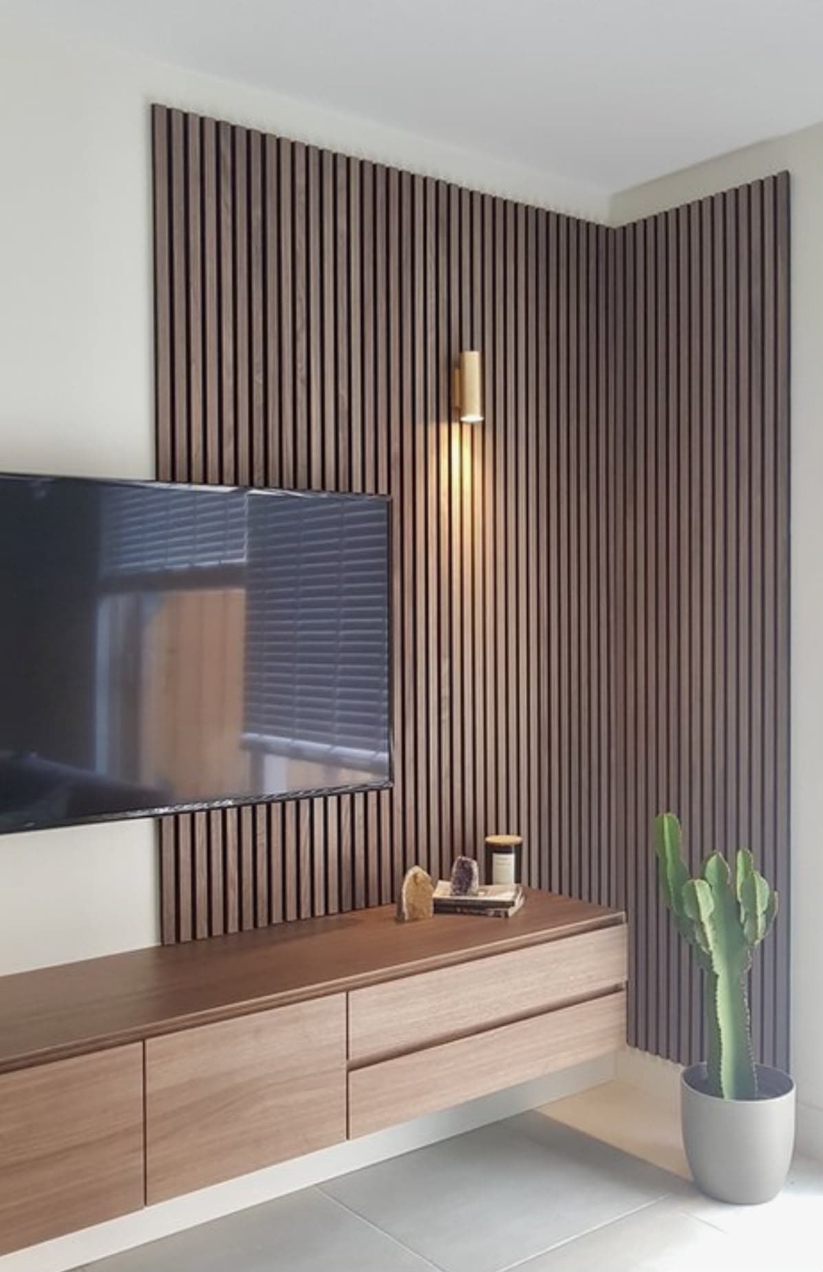 TV-wand met houten achterwand