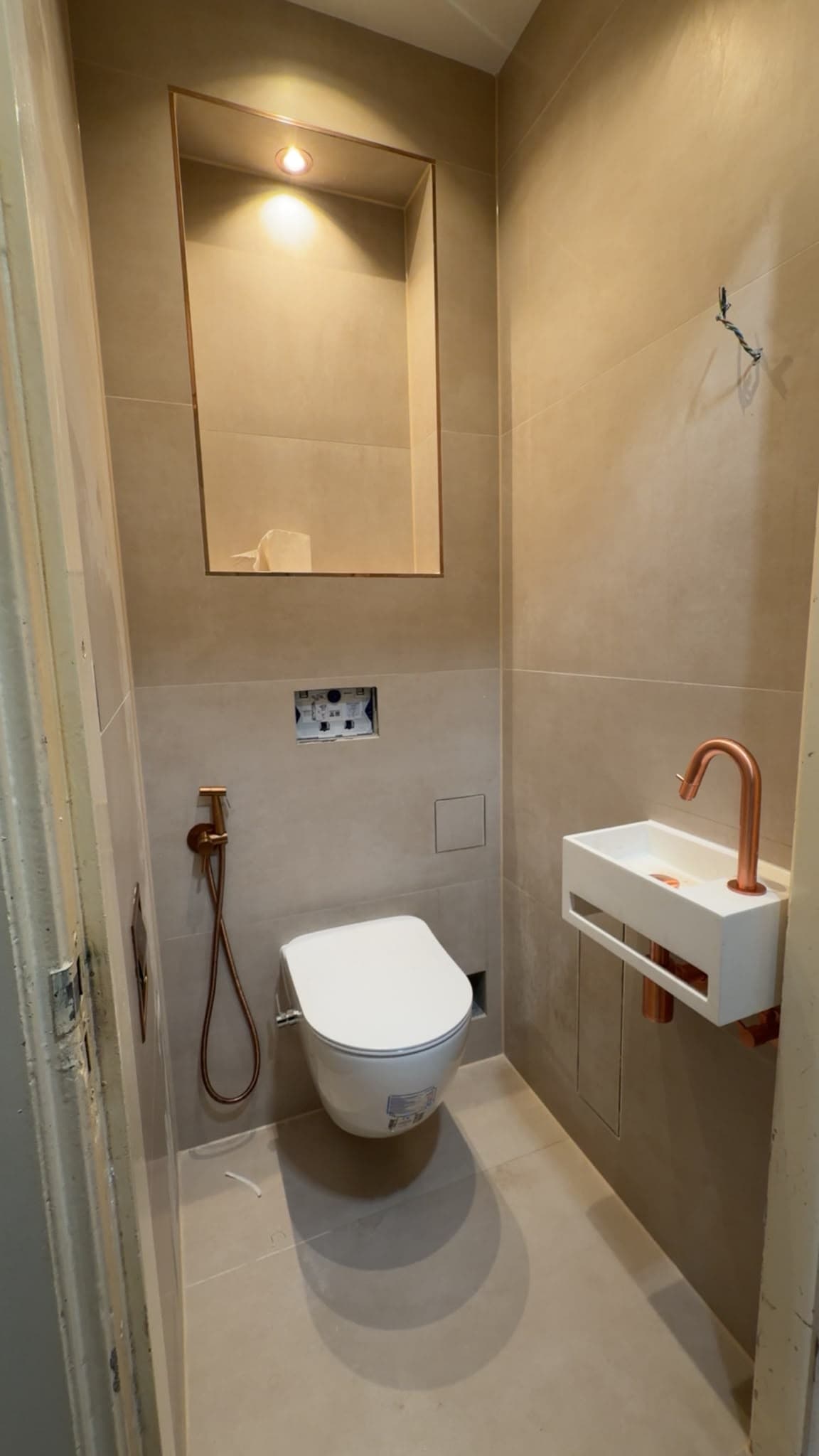 Toilet met koper accenten